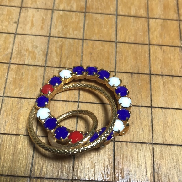 60s or 70s Style Red White Blue Gems Gold Swirl Costume Brooch EVC 1.25”D - Picture 3 of 7
